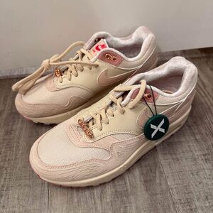 Nike Women's Beige Sneakers